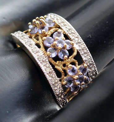GORGEOUS TANZANITE & DIAMOND FLORAL DESIGN 9CT YELLOW&WHITE GOLD RING. *JEWELLER EVALUATION R8'000*