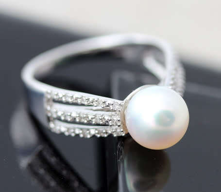 ELEGANT 9CT WHITE GOLD DIAMOND AND PEARL RING. *JEWELLER EVALUATION R8'000*