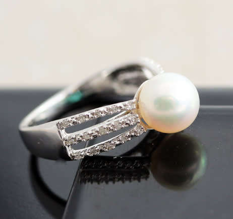 ELEGANT 9CT WHITE GOLD DIAMOND AND PEARL RING. *JEWELLER EVALUATION R8'000*