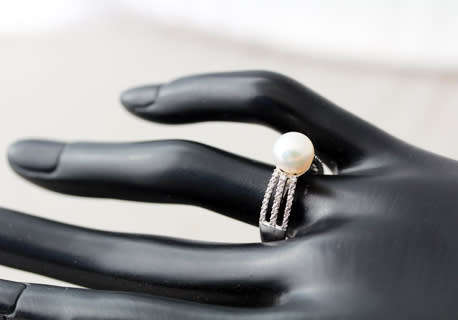 ELEGANT 9CT WHITE GOLD DIAMOND AND PEARL RING. *JEWELLER EVALUATION R8'000*