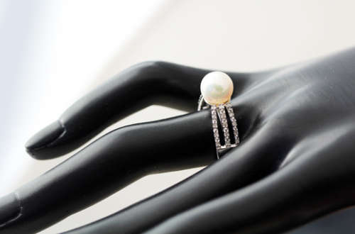 ELEGANT 9CT WHITE GOLD DIAMOND AND PEARL RING. *JEWELLER EVALUATION R8'000*