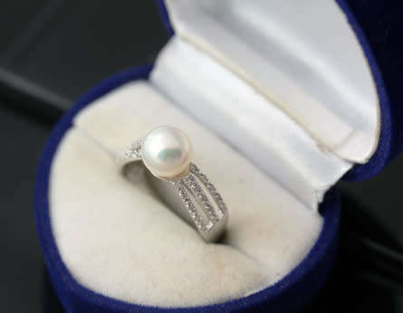 ELEGANT 9CT WHITE GOLD DIAMOND AND PEARL RING. *JEWELLER EVALUATION R8'000*