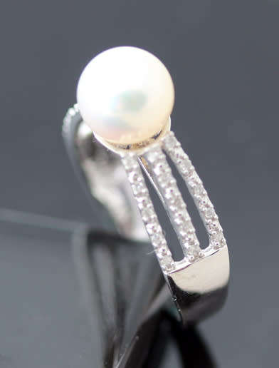 ELEGANT 9CT WHITE GOLD DIAMOND AND PEARL RING. *JEWELLER EVALUATION R8'000*