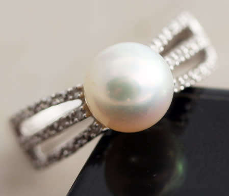 ELEGANT 9CT WHITE GOLD DIAMOND AND PEARL RING. *JEWELLER EVALUATION R8'000*