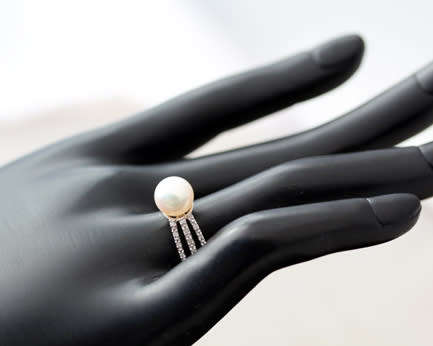 ELEGANT 9CT WHITE GOLD DIAMOND AND PEARL RING. *JEWELLER EVALUATION R8'000*