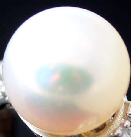 ELEGANT 9CT WHITE GOLD DIAMOND AND PEARL RING. *JEWELLER EVALUATION R8'000*