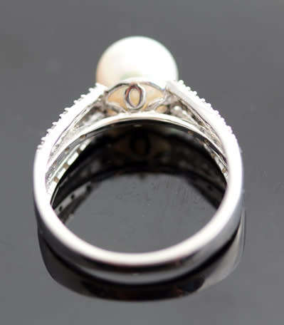 ELEGANT 9CT WHITE GOLD DIAMOND AND PEARL RING. *JEWELLER EVALUATION R8'000*