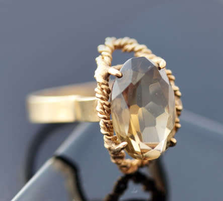 VINTAGE HANDCRAFTED SMOKY QUARTZ SOLITAIRE 9CT YELLOW GOLD RING TWISTED DETAIL UNUSUAL RAISED DESIGN