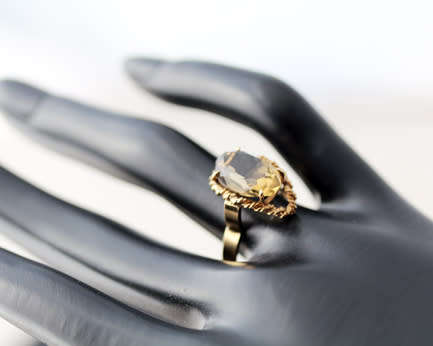 VINTAGE HANDCRAFTED SMOKY QUARTZ SOLITAIRE 9CT YELLOW GOLD RING TWISTED DETAIL UNUSUAL RAISED DESIGN