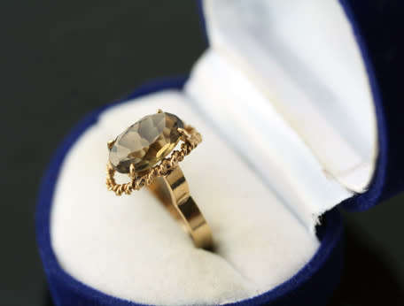 VINTAGE HANDCRAFTED SMOKY QUARTZ SOLITAIRE 9CT YELLOW GOLD RING TWISTED DETAIL UNUSUAL RAISED DESIGN