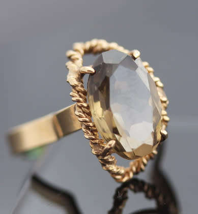 VINTAGE HANDCRAFTED SMOKY QUARTZ SOLITAIRE 9CT YELLOW GOLD RING TWISTED DETAIL UNUSUAL RAISED DESIGN