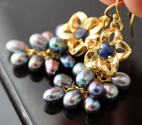 GLAMOROUS SAPPHIRE AND REAL BLACK PEARL GOLD-HUED STERLING SILVER DANGLY EARRINGS. 925