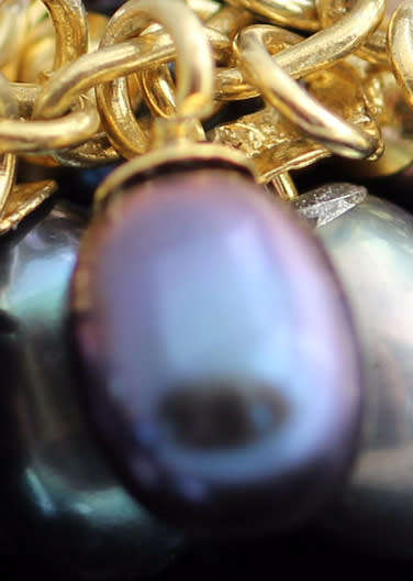 GLAMOROUS SAPPHIRE AND REAL BLACK PEARL GOLD-HUED STERLING SILVER DANGLY EARRINGS. 925