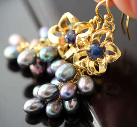GLAMOROUS SAPPHIRE AND REAL BLACK PEARL GOLD-HUED STERLING SILVER DANGLY EARRINGS. 925