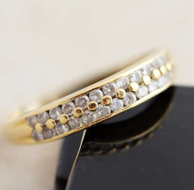 VINTAGE HALF ETERNITY 9CT YELLOW GOLD RING. VERY LARGE RING SIZE Z/half