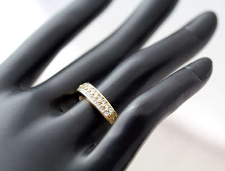 VINTAGE HALF ETERNITY 9CT YELLOW GOLD RING. VERY LARGE RING SIZE Z/half