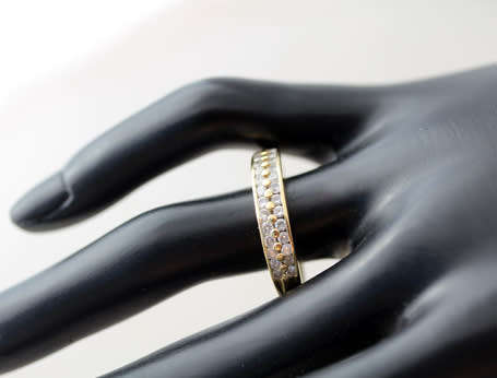 VINTAGE HALF ETERNITY 9CT YELLOW GOLD RING. VERY LARGE RING SIZE Z/half