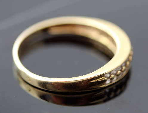 VINTAGE HALF ETERNITY 9CT YELLOW GOLD RING. VERY LARGE RING SIZE Z/half