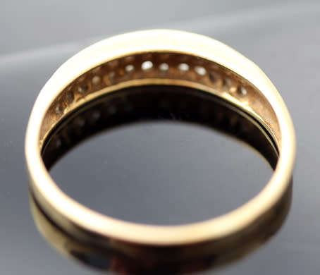 VINTAGE HALF ETERNITY 9CT YELLOW GOLD RING. VERY LARGE RING SIZE Z/half