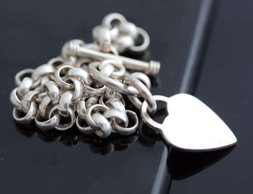 COLLECTABLE VINTAGE STERLING SILVER CABLE CHAIN HEART TAG BRACELET WITH TOGGLE CLOSE