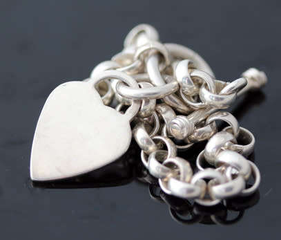 COLLECTABLE VINTAGE STERLING SILVER CABLE CHAIN HEART TAG BRACELET WITH TOGGLE CLOSE