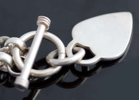 COLLECTABLE VINTAGE STERLING SILVER CABLE CHAIN HEART TAG BRACELET WITH TOGGLE CLOSE