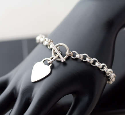 COLLECTABLE VINTAGE STERLING SILVER CABLE CHAIN HEART TAG BRACELET WITH TOGGLE CLOSE