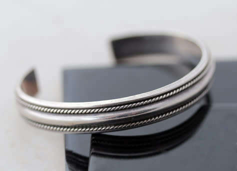 VINTAGE 10MM WIDE STERLING SILVER BANGLE WITH BRAIDED ROPE DETAIL BRITISH STERLING HALLMARKS & ASSAY