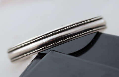 VINTAGE 10MM WIDE STERLING SILVER BANGLE WITH BRAIDED ROPE DETAIL BRITISH STERLING HALLMARKS & ASSAY