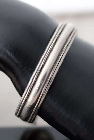 VINTAGE 10MM WIDE STERLING SILVER BANGLE WITH BRAIDED ROPE DETAIL BRITISH STERLING HALLMARKS & ASSAY