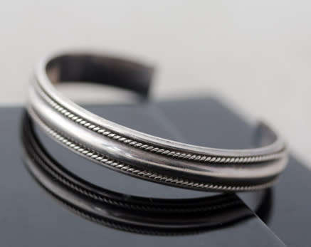 VINTAGE 10MM WIDE STERLING SILVER BANGLE WITH BRAIDED ROPE DETAIL BRITISH STERLING HALLMARKS & ASSAY