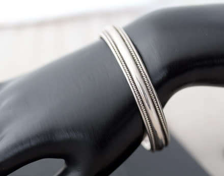 VINTAGE 10MM WIDE STERLING SILVER BANGLE WITH BRAIDED ROPE DETAIL BRITISH STERLING HALLMARKS & ASSAY