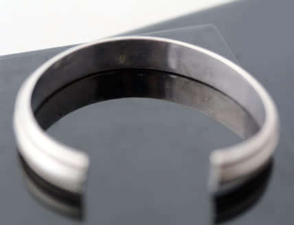 VINTAGE 10MM WIDE STERLING SILVER BANGLE WITH BRAIDED ROPE DETAIL BRITISH STERLING HALLMARKS & ASSAY