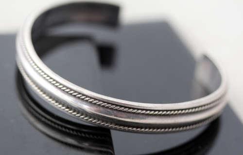 VINTAGE 10MM WIDE STERLING SILVER BANGLE WITH BRAIDED ROPE DETAIL BRITISH STERLING HALLMARKS & ASSAY