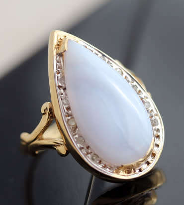 LARGE BLUE LACED AGATE SET IN 14CT YELLOW GOLD WITH WHITE GOLD SURROUND & SMALL DIAMOND ACCENTS.