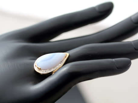 LARGE BLUE LACED AGATE SET IN 14CT YELLOW GOLD WITH WHITE GOLD SURROUND & SMALL DIAMOND ACCENTS.