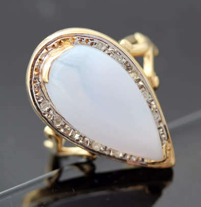 LARGE BLUE LACED AGATE SET IN 14CT YELLOW GOLD WITH WHITE GOLD SURROUND & SMALL DIAMOND ACCENTS.
