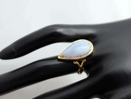 LARGE BLUE LACED AGATE SET IN 14CT YELLOW GOLD WITH WHITE GOLD SURROUND & SMALL DIAMOND ACCENTS.