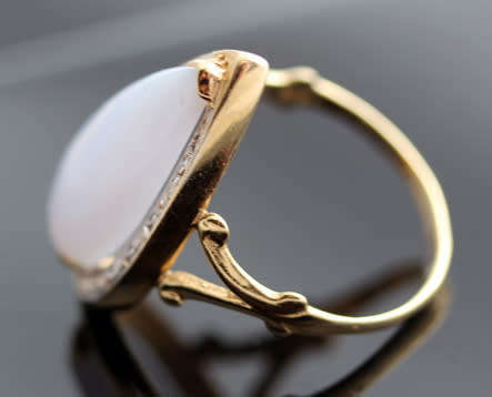 LARGE BLUE LACED AGATE SET IN 14CT YELLOW GOLD WITH WHITE GOLD SURROUND & SMALL DIAMOND ACCENTS.