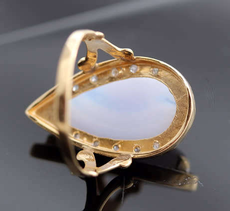 LARGE BLUE LACED AGATE SET IN 14CT YELLOW GOLD WITH WHITE GOLD SURROUND & SMALL DIAMOND ACCENTS.