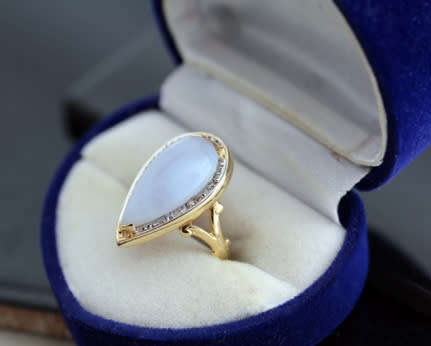 LARGE BLUE LACED AGATE SET IN 14CT YELLOW GOLD WITH WHITE GOLD SURROUND & SMALL DIAMOND ACCENTS.