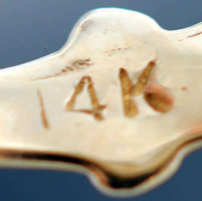 LARGE BLUE LACED AGATE SET IN 14CT YELLOW GOLD WITH WHITE GOLD SURROUND & SMALL DIAMOND ACCENTS.