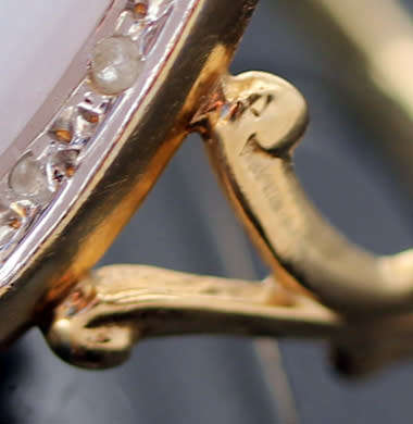 LARGE BLUE LACED AGATE SET IN 14CT YELLOW GOLD WITH WHITE GOLD SURROUND & SMALL DIAMOND ACCENTS.