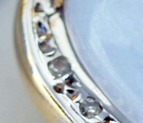 LARGE BLUE LACED AGATE SET IN 14CT YELLOW GOLD WITH WHITE GOLD SURROUND & SMALL DIAMOND ACCENTS.