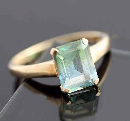 VINTAGE ART DECO RECTANGULAR GREEN STONE? 9CT YELLOW GOLD RING. 375