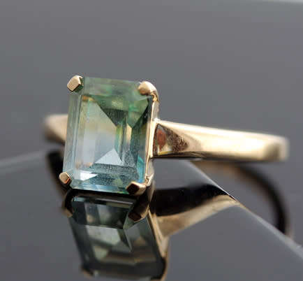 VINTAGE ART DECO RECTANGULAR GREEN STONE? 9CT YELLOW GOLD RING. 375