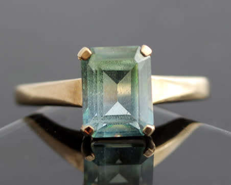 VINTAGE ART DECO RECTANGULAR GREEN STONE? 9CT YELLOW GOLD RING. 375