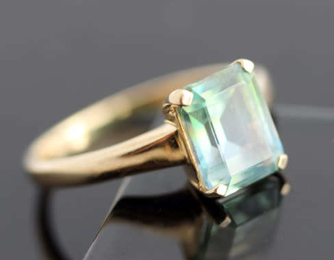 VINTAGE ART DECO RECTANGULAR GREEN STONE? 9CT YELLOW GOLD RING. 375