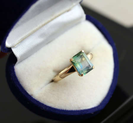 VINTAGE ART DECO RECTANGULAR GREEN STONE? 9CT YELLOW GOLD RING. 375