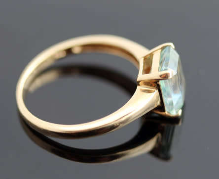 VINTAGE ART DECO RECTANGULAR GREEN STONE? 9CT YELLOW GOLD RING. 375